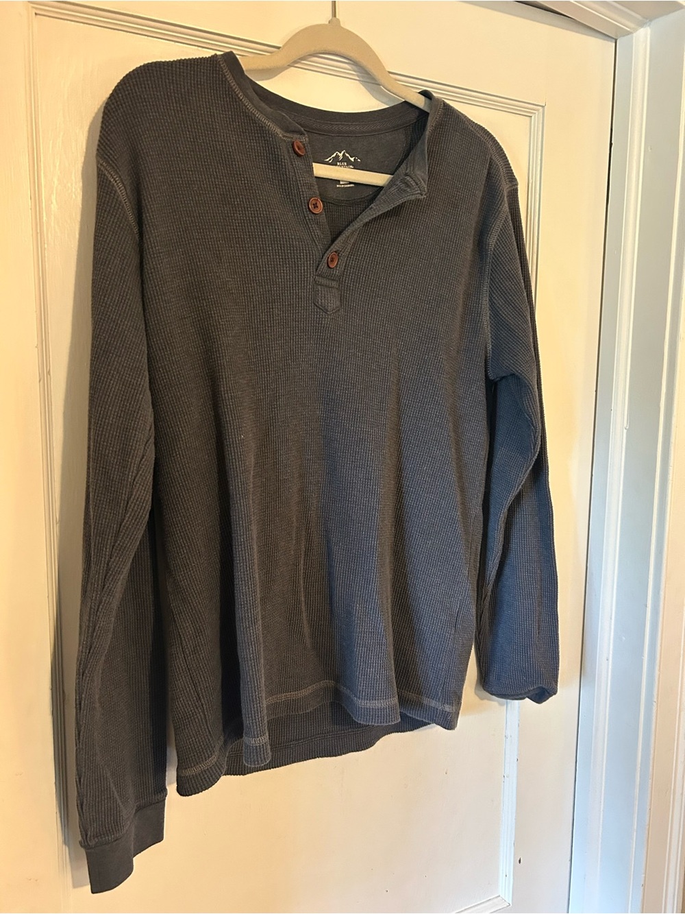 Men's Charcoal Waffle Henley Long-Sleeve Shirt - Casual Button-Down